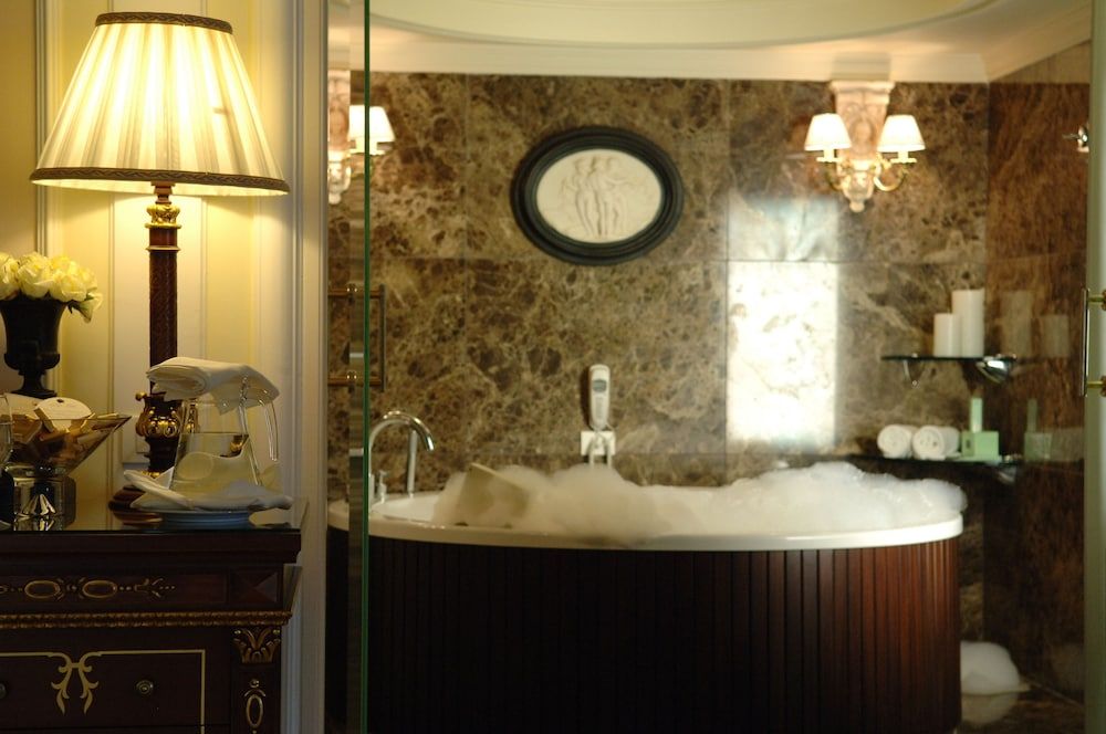 Deep Soaking Bathtub