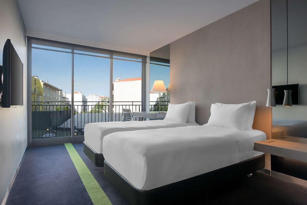 DoubleTree by Hilton Hotel Lisbon - Fontana Park Twin Guest Room 2