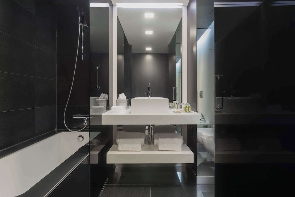 DoubleTree by Hilton Hotel Lisbon - Fontana Park Twin Guest Room 6