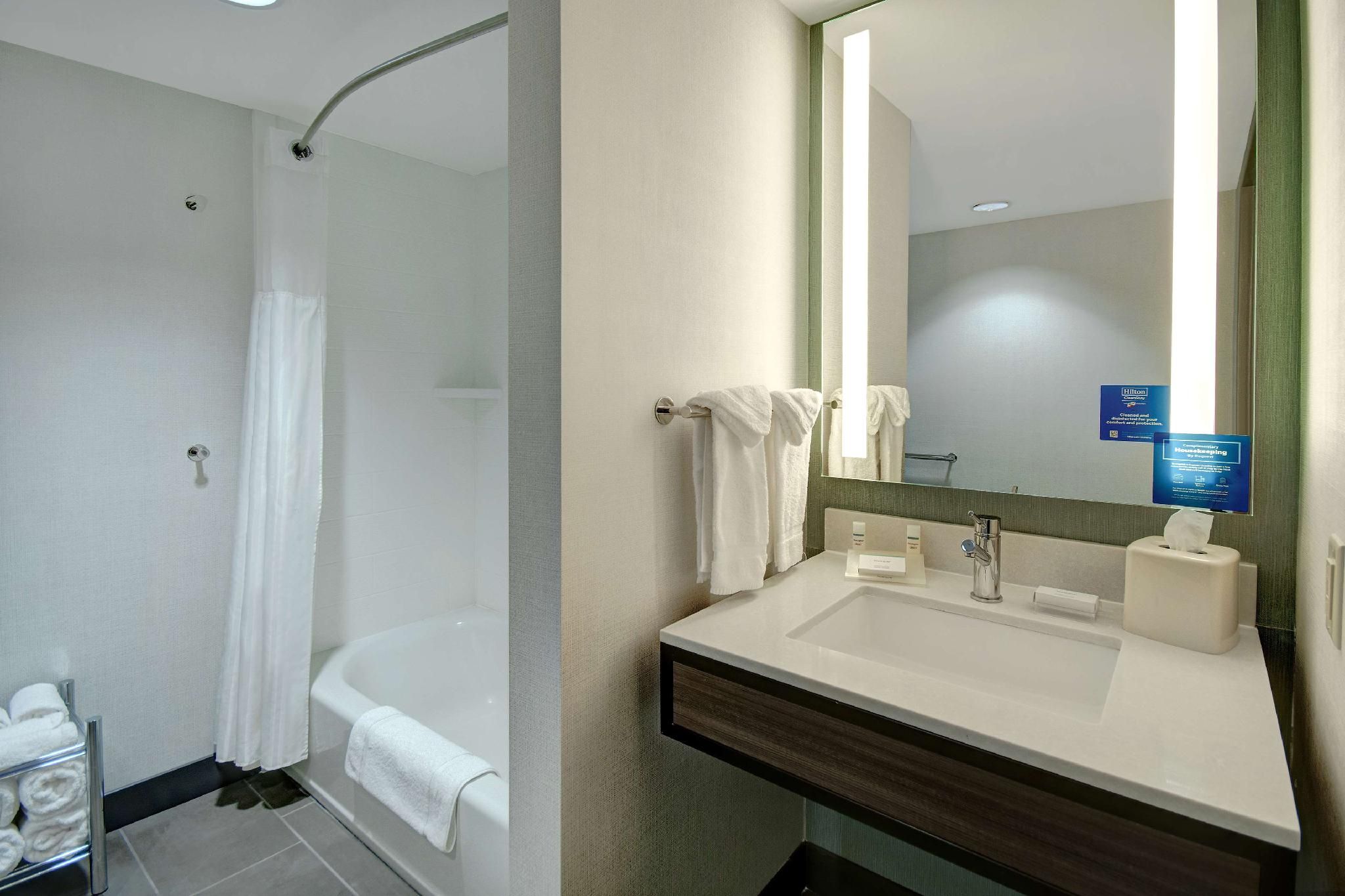 2 Queen Mobility Accessible W/bathtub