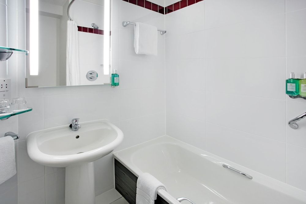 Leonardo Hotel Brighton Standard Double and Sofa Room 3