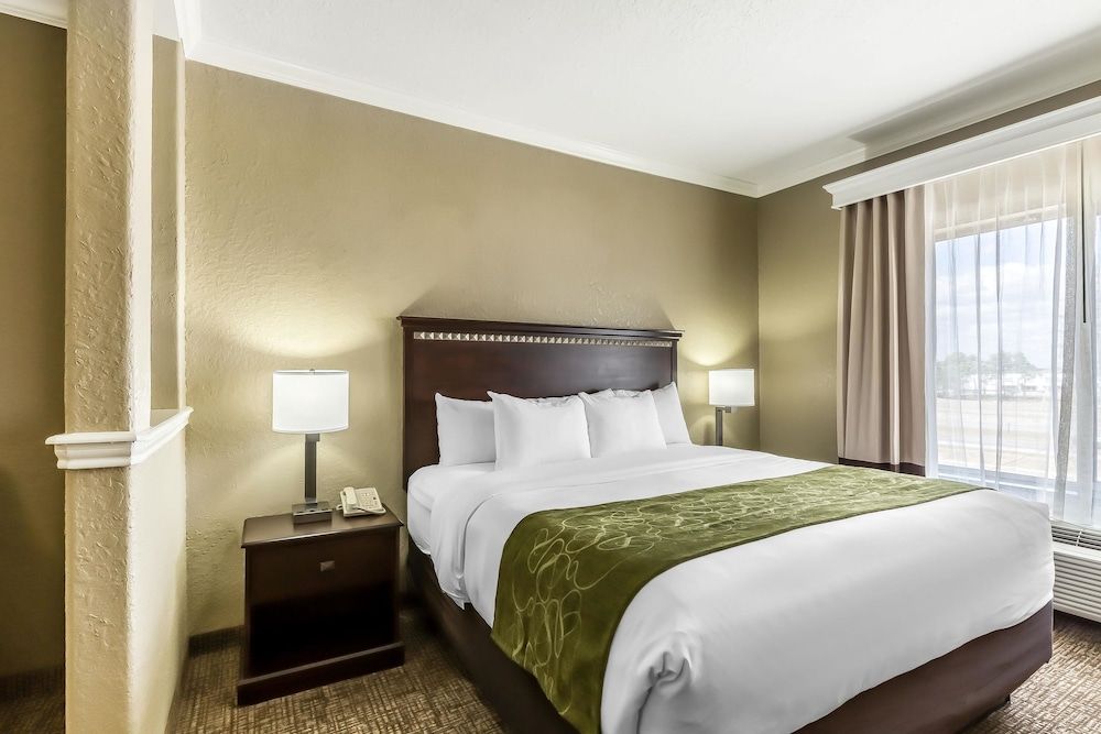 undefined Comfort Suites Houston IAH Airport - Beltway 8 3