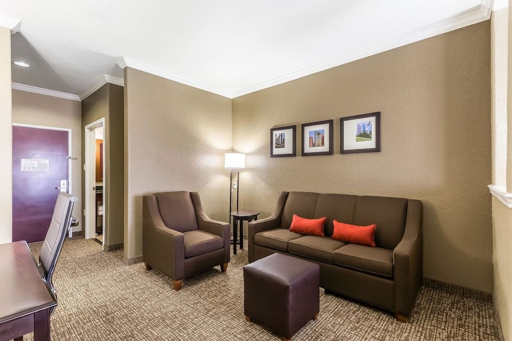 Comfort Suites Houston IAH Airport - Beltway 8 Suite, 1 King Bed, Non Smoking 6