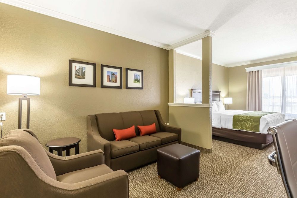 Comfort Suites Houston IAH Airport - Beltway 8 Suite, 1 King Bed, Non Smoking 7