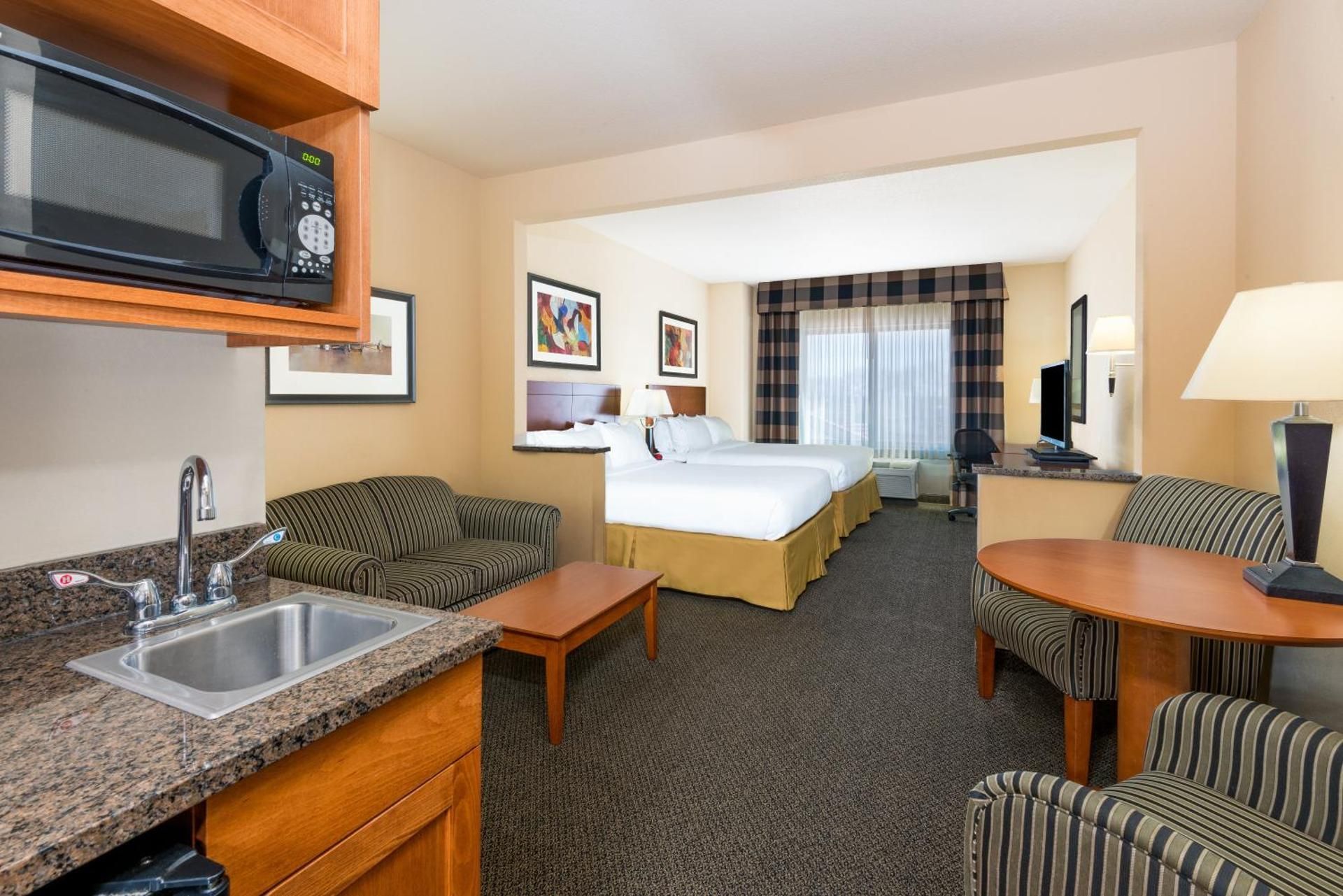 2 Queen Beds Suite