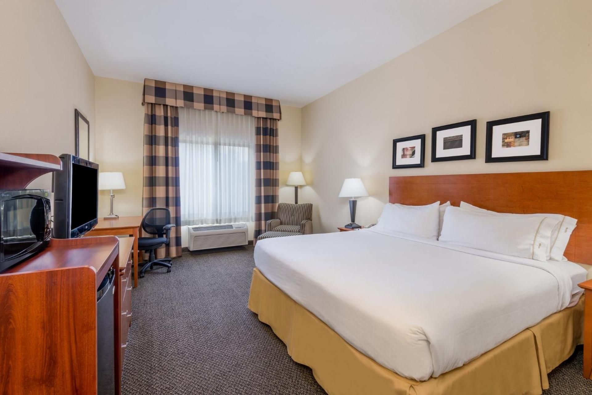 1 King Bed Standard Communications Accessible