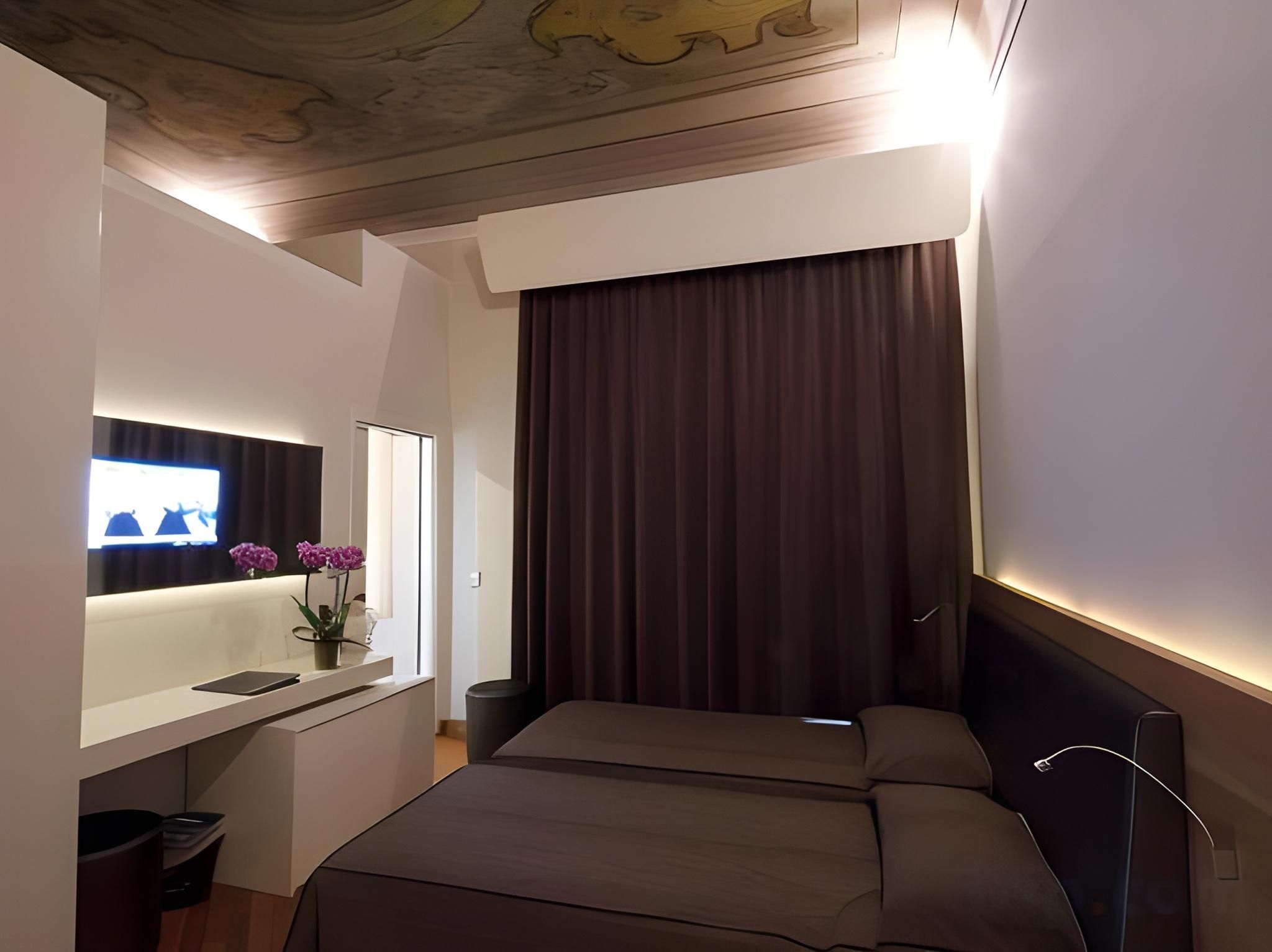 undefined Hotel Embassy 10