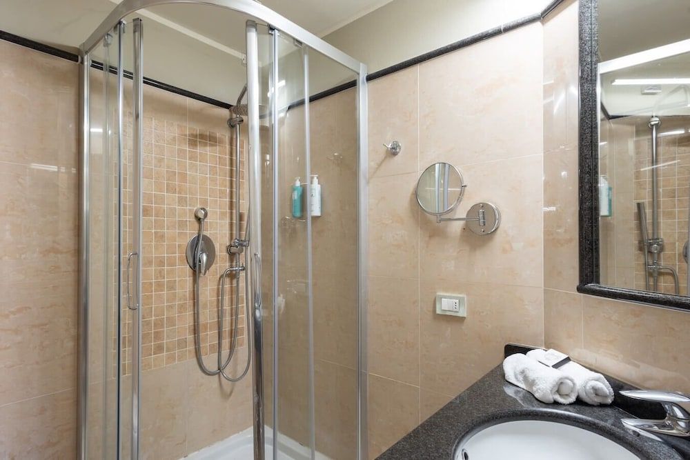 Hotel Embassy Double Room with French bed 3