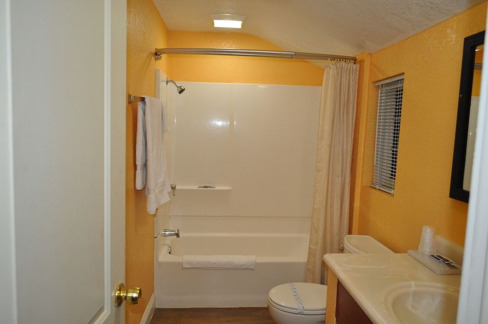 Santa Cruz Inn Riverside Two double beds non smoking 4