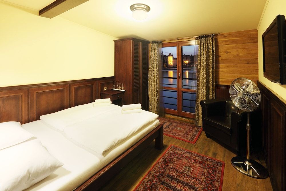 Boat Hotel Matylda Superior Double Room, River View 5