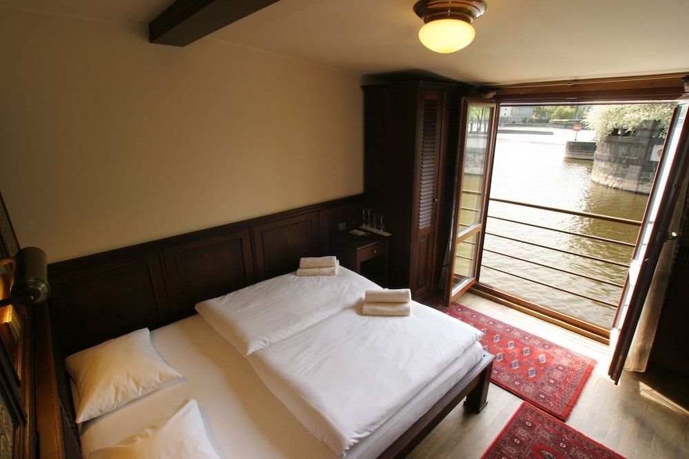 Boat Hotel Matylda Superior Double Room, River View 2