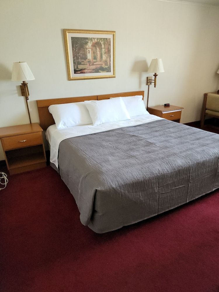 Family Budget Inn Bethany Room, 1 King Bed, Non Smoking 2