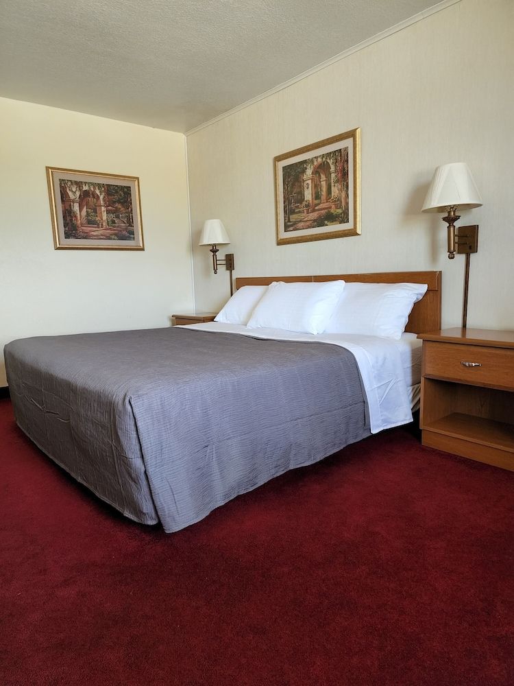 Family Budget Inn Bethany Room, 1 King Bed, Non Smoking