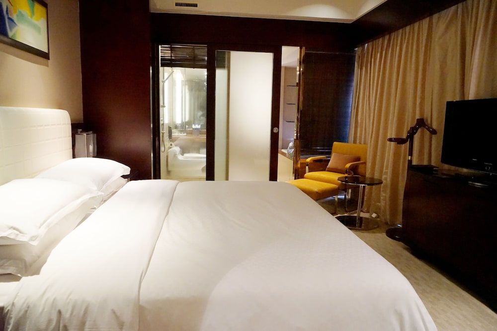 Suite, 1 King Bed, City View