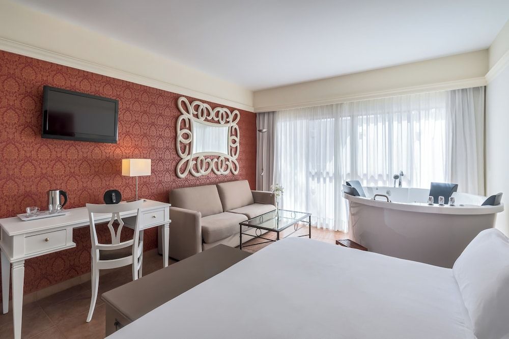 Deluxe Room, Hot Tub