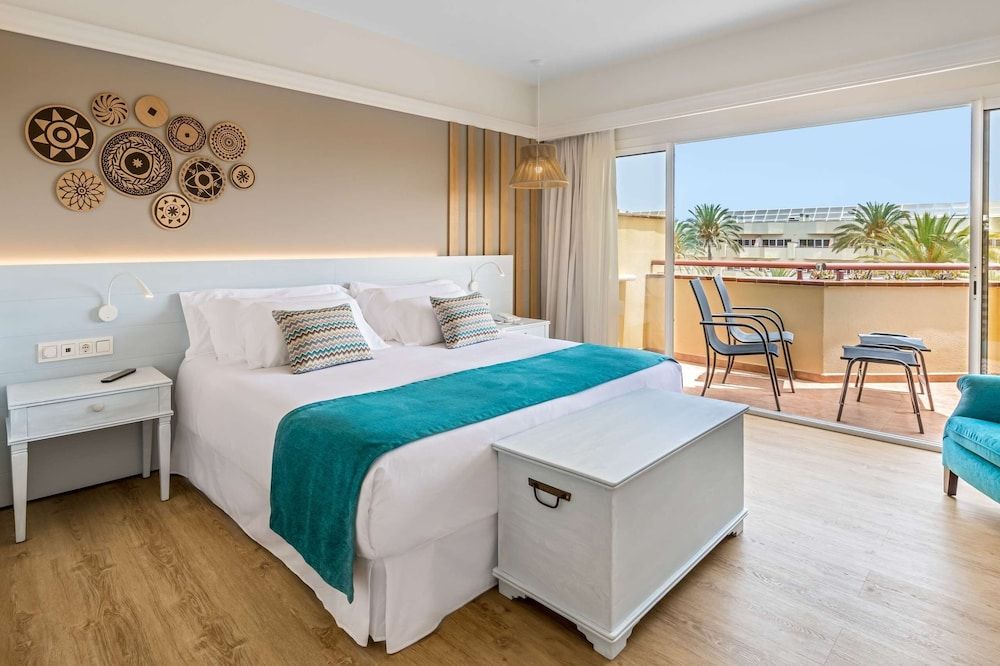 Room, Pool View