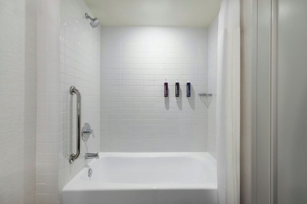 Renaissance® Boston Seaport District Room, 2 Queen Beds (Hearing Accessible) 4