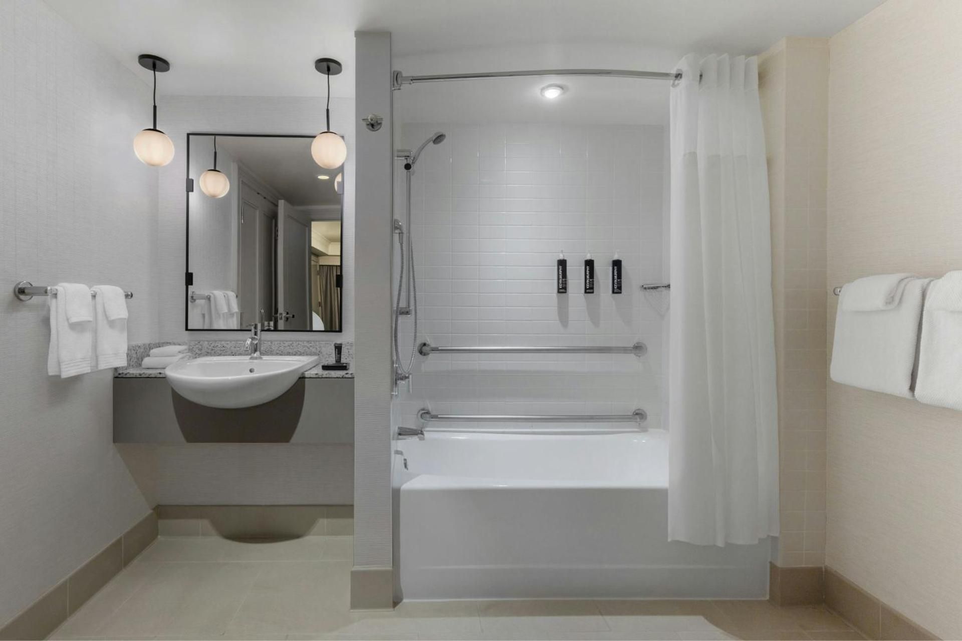 Club Level King Room with Adapted Tub - Mobility Accessible