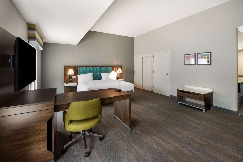 Studio, 1 King Bed, Accessible (Roll-In Shower)