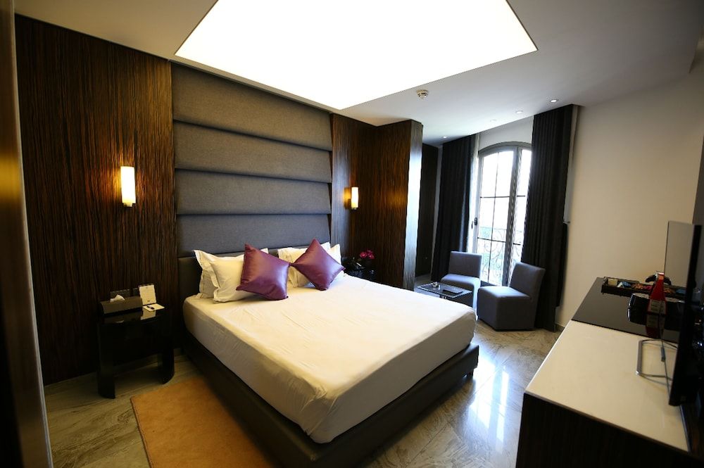 Monte Cassino Boutique Hotel Luxury Room, 1 King Bed, Partial Sea View 2