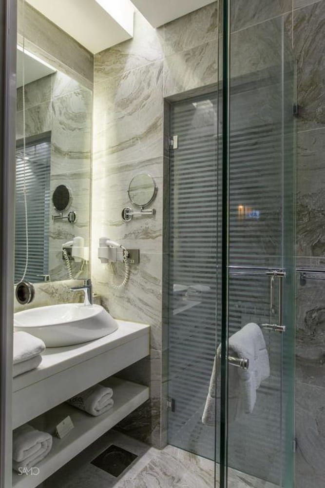 Monte Cassino Boutique Hotel Luxury Room, 1 King Bed, Partial Sea View 4