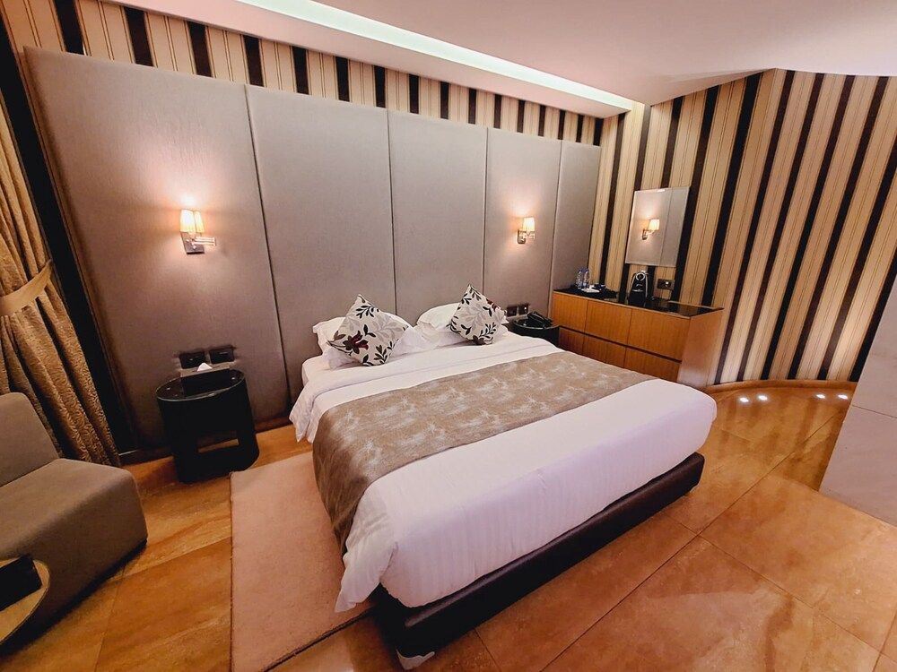 Monte Cassino Boutique Hotel Executive Room, 1 King Bed, Partial Ocean View 2