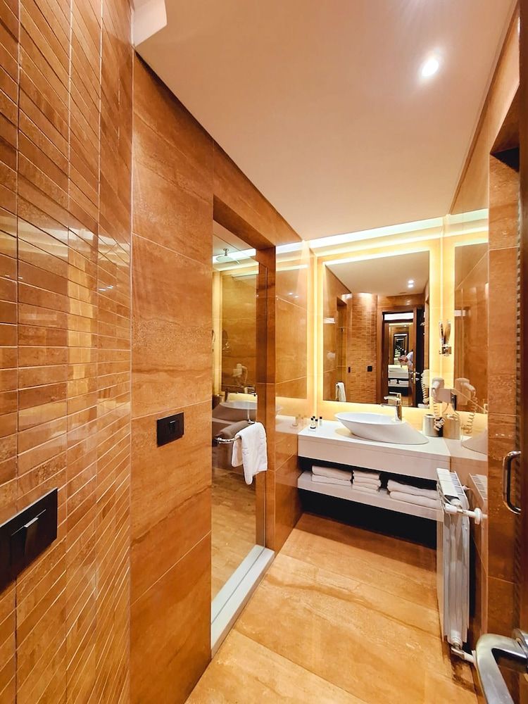 Monte Cassino Boutique Hotel Executive Room, 1 King Bed, Partial Ocean View 4