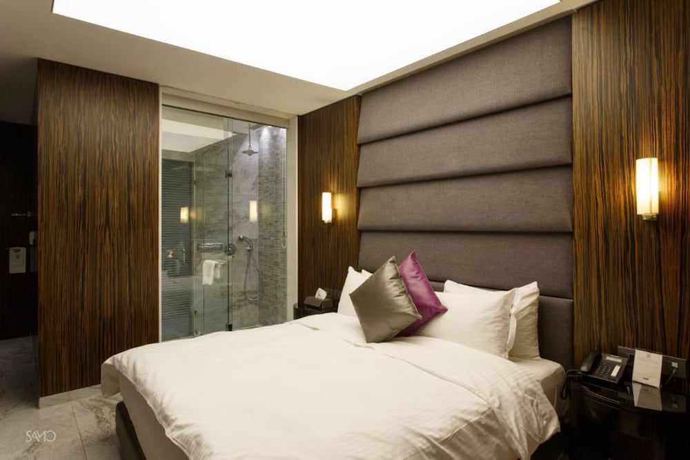 Monte Cassino Boutique Hotel Luxury Room, 1 King Bed, Partial Sea View