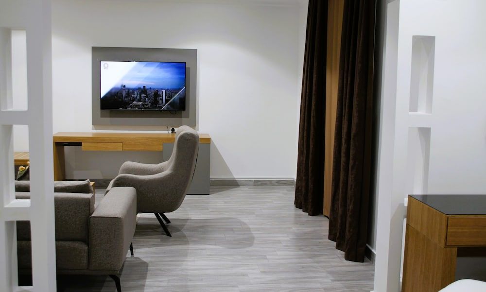 Plaza Athenee Hotel Deluxe Suite 9