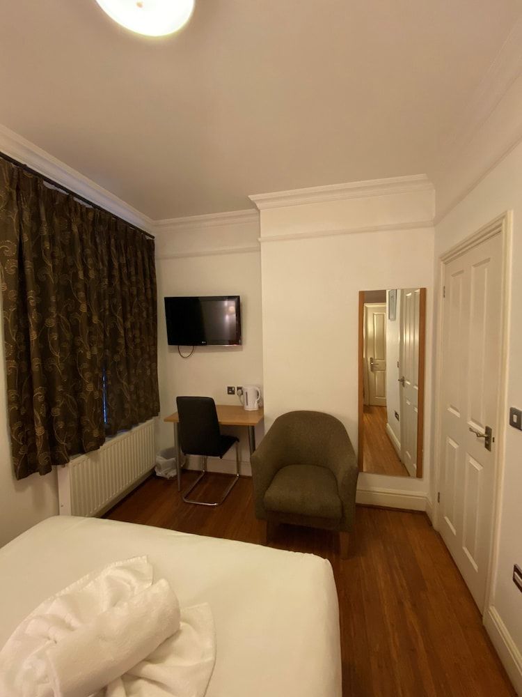 Buckingham Hotel Standard Double Room 4