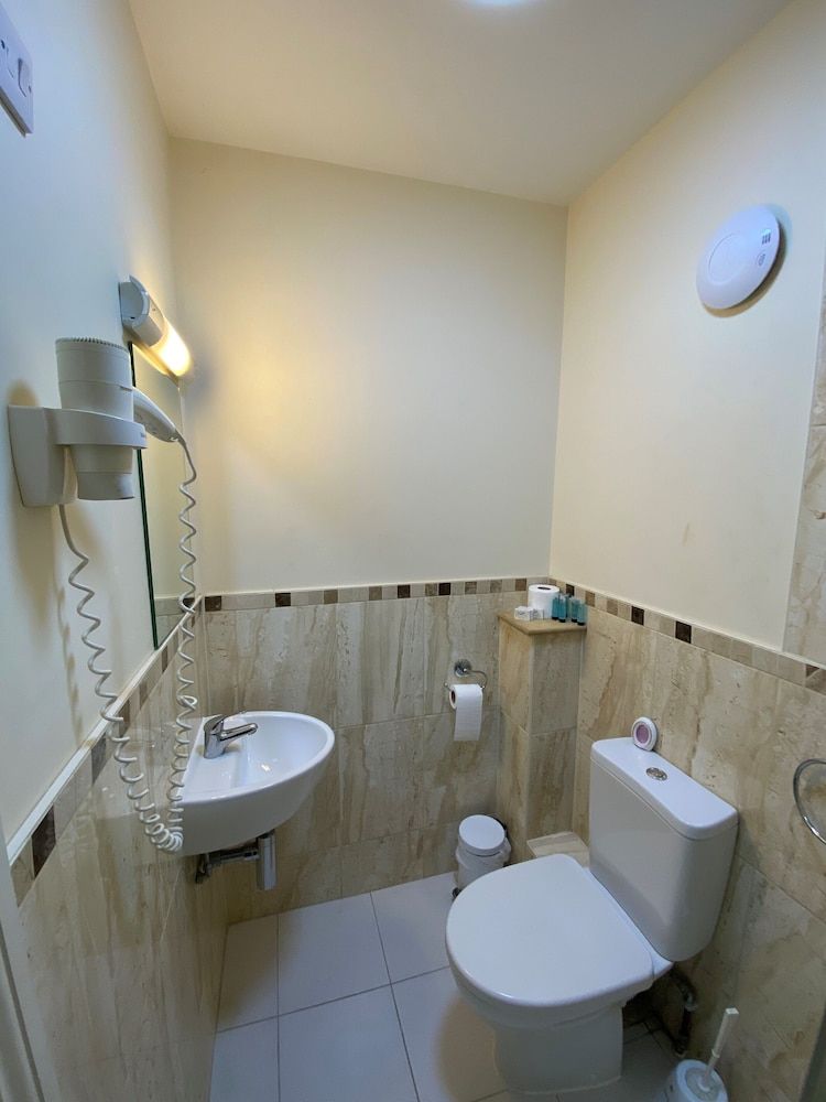 Buckingham Hotel Standard Twin Room 17