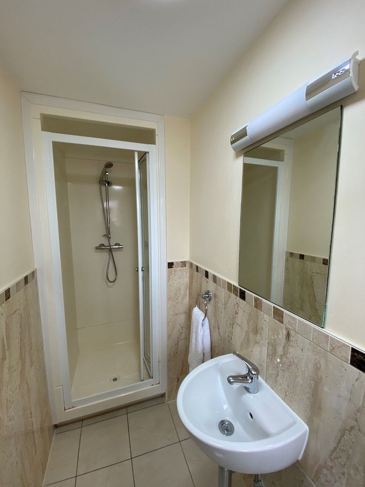 Buckingham Hotel Standard Twin Room 15