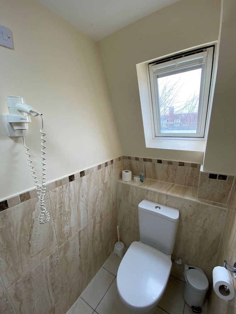 Buckingham Hotel Standard Twin Room 14