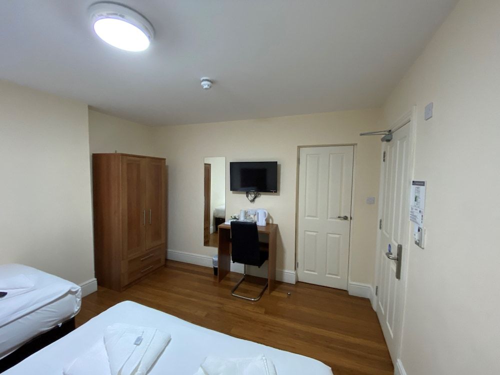 Buckingham Hotel Standard Twin Room 20