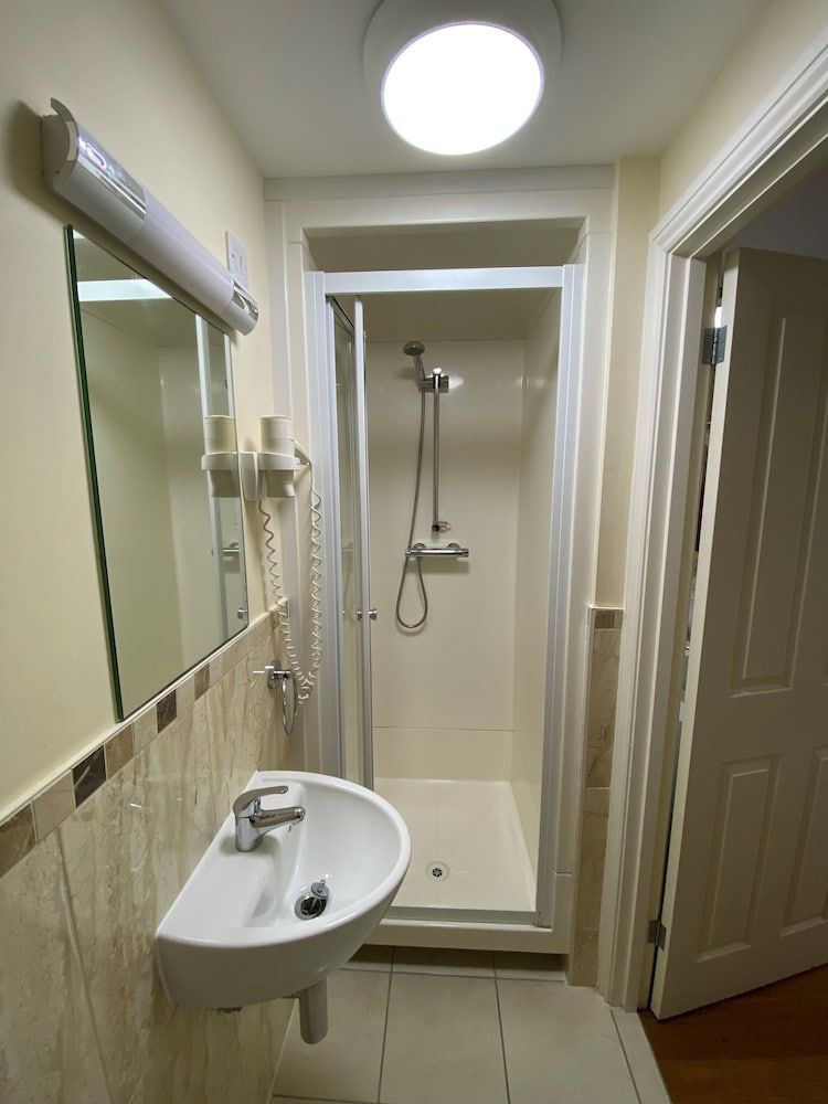 Buckingham Hotel Triple Room 6