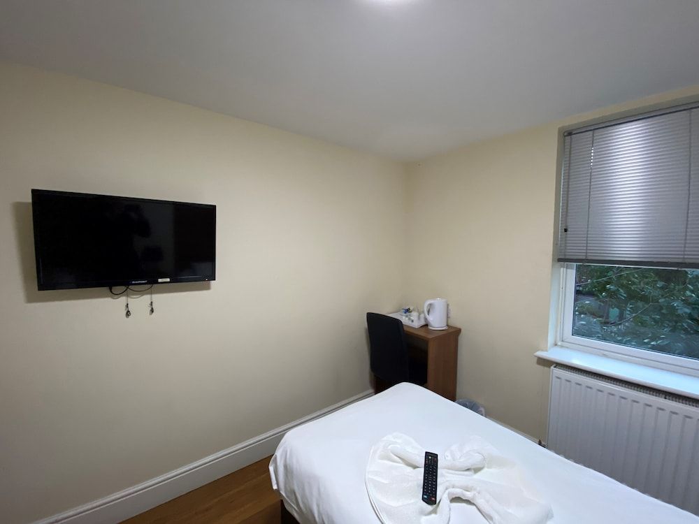 Buckingham Hotel Standard Twin Room 19