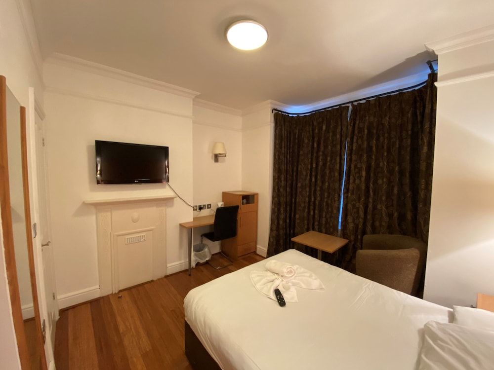 Buckingham Hotel Standard Double Room 3