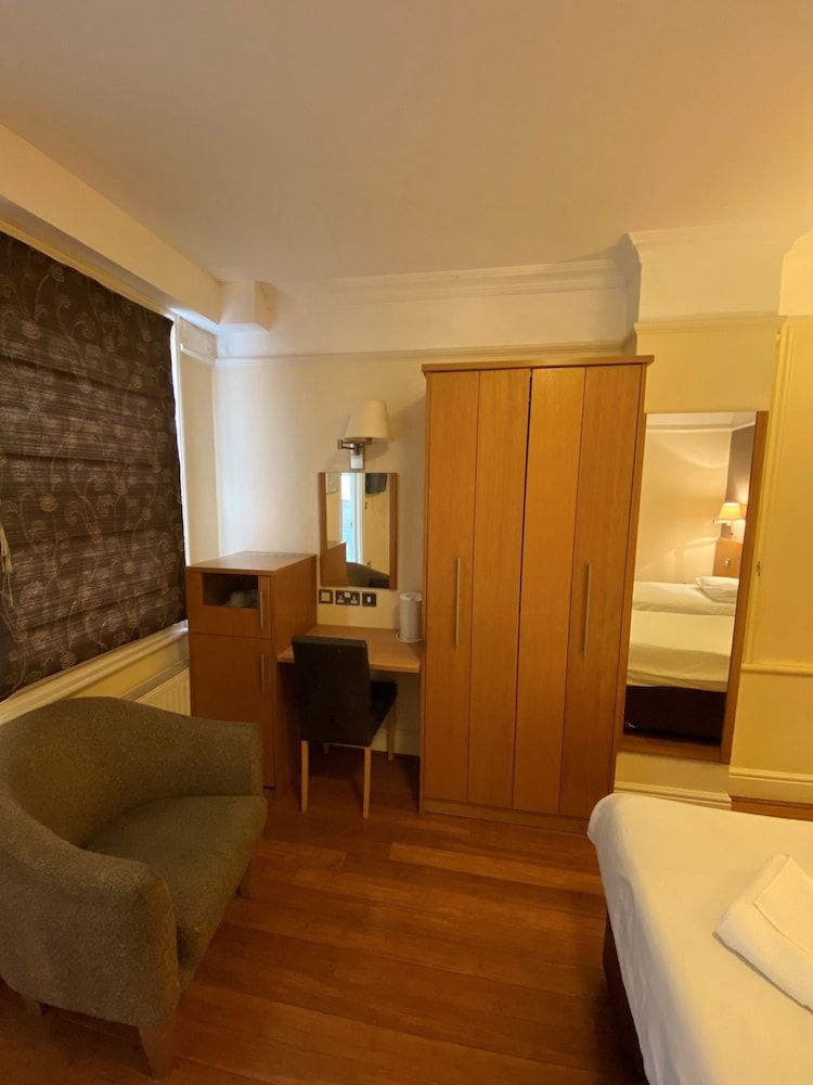 Buckingham Hotel Standard Twin Room 21