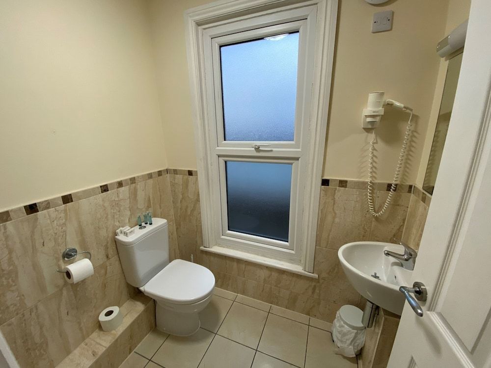 Buckingham Hotel Standard Twin Room 11