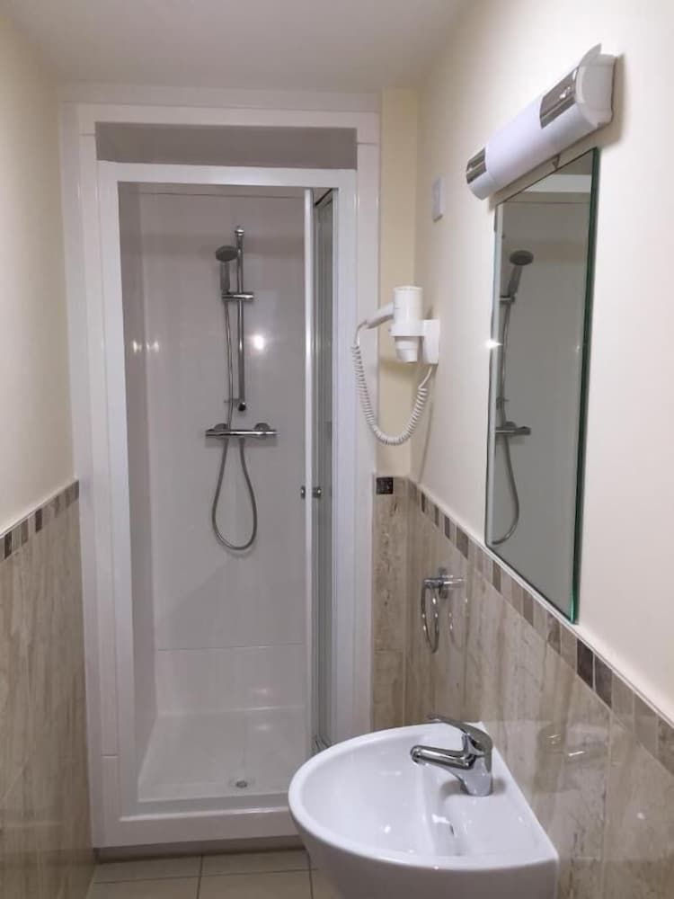 Buckingham Hotel Standard Twin Room 7