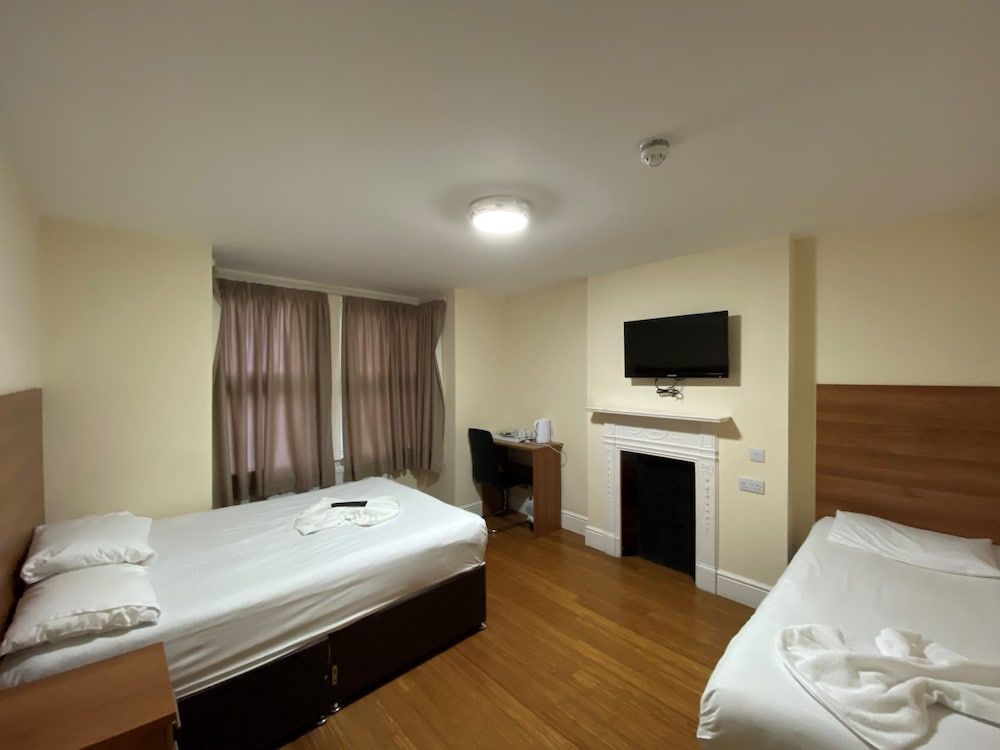 Buckingham Hotel Standard Twin Room 4