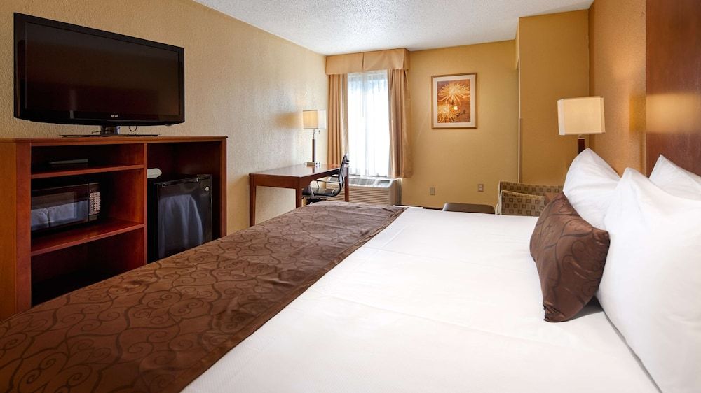 Best Western Plus Richmond Airport Hotel Standard Room, 1 King Bed, Non Smoking, Refrigerator & Microwave 2