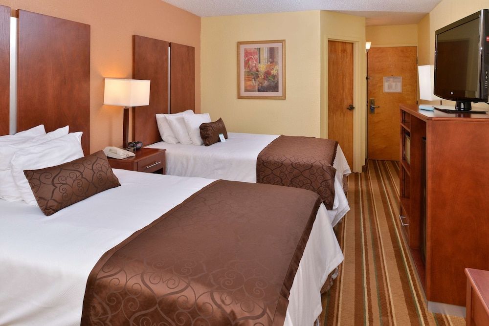Best Western Plus Richmond Airport Hotel Standard Room, 2 Double Beds, Non Smoking, Refrigerator & Microwave 2