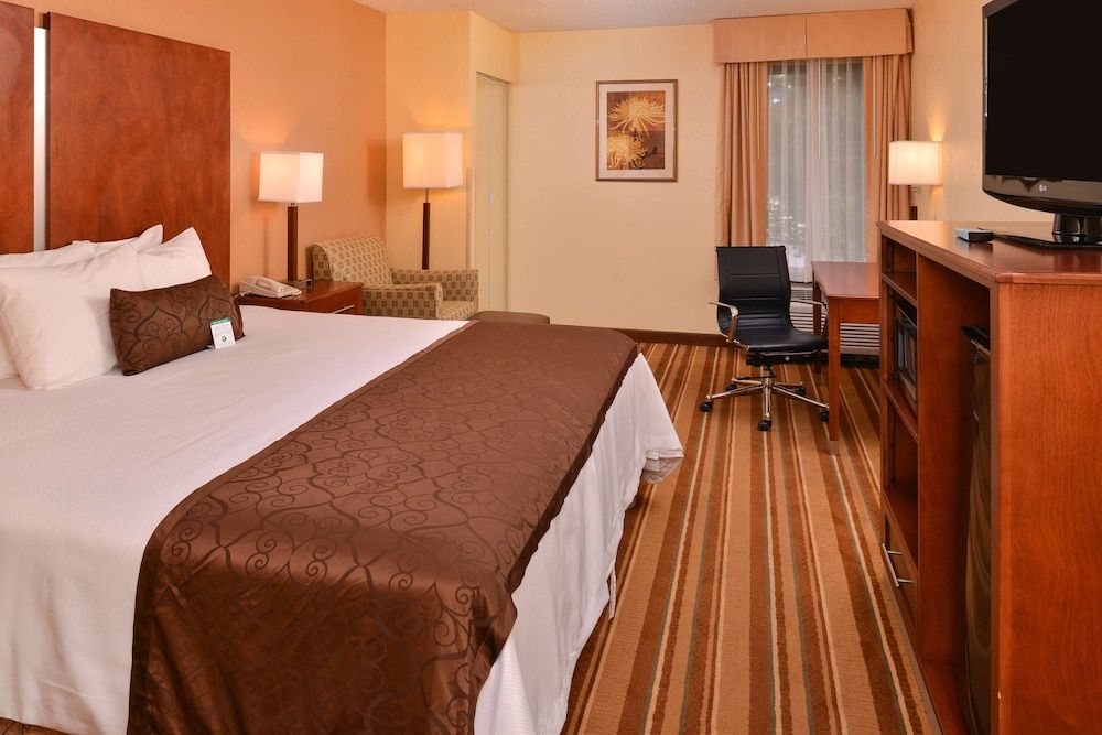 Best Western Plus Richmond Airport Hotel Standard Room, 1 King Bed, Non Smoking, Refrigerator & Microwave 4