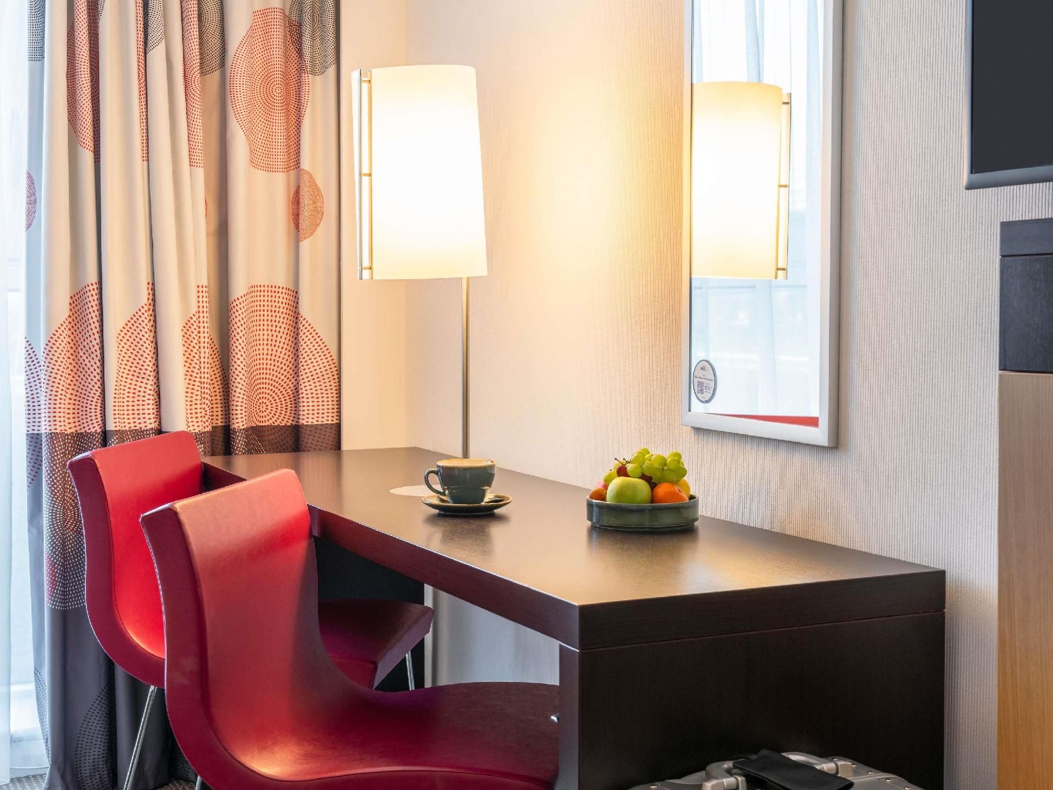 Novotel Edinburgh Park Superior Room 2 Single Beds 6
