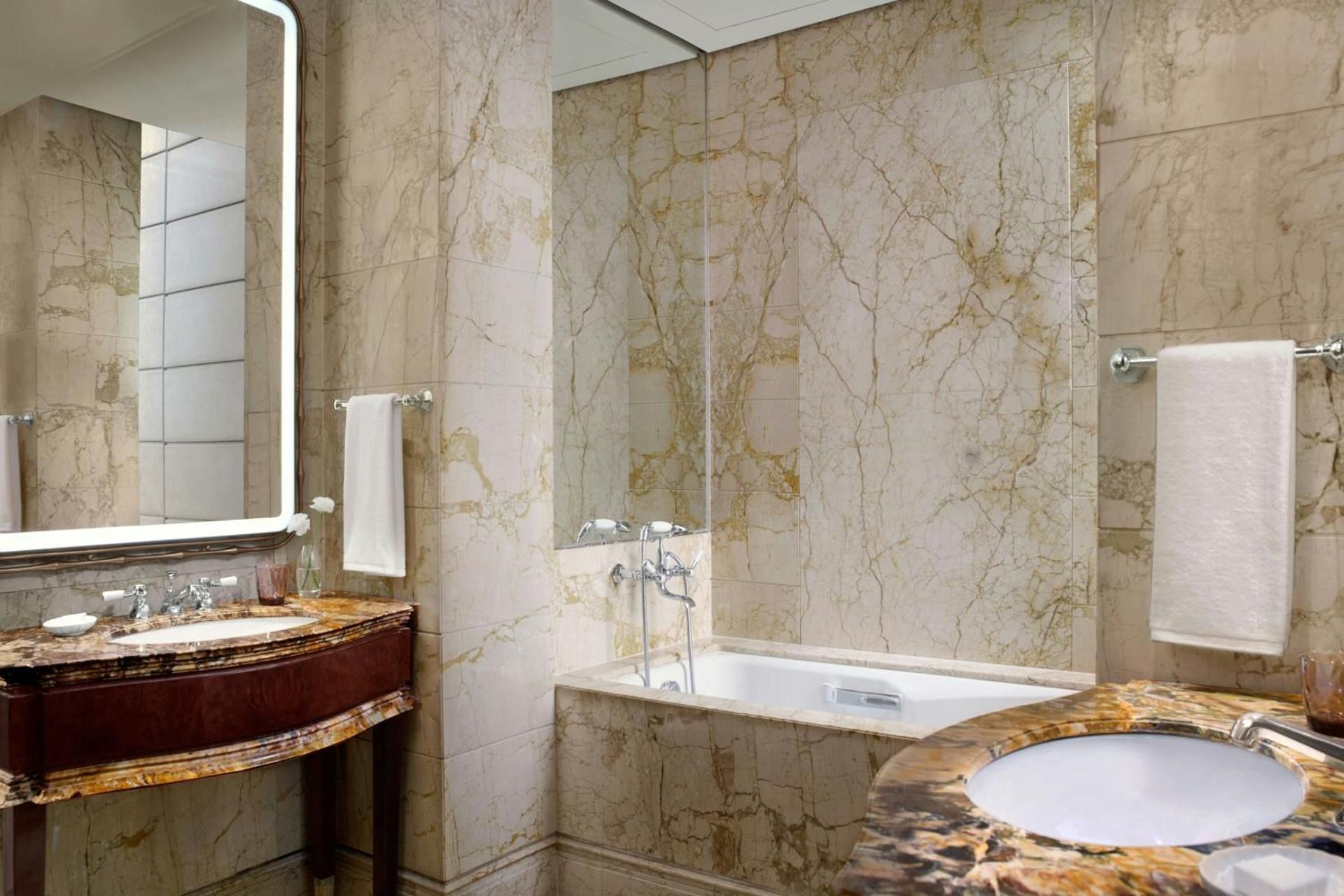 Lady Astor, Larger Guest room, 2 Double