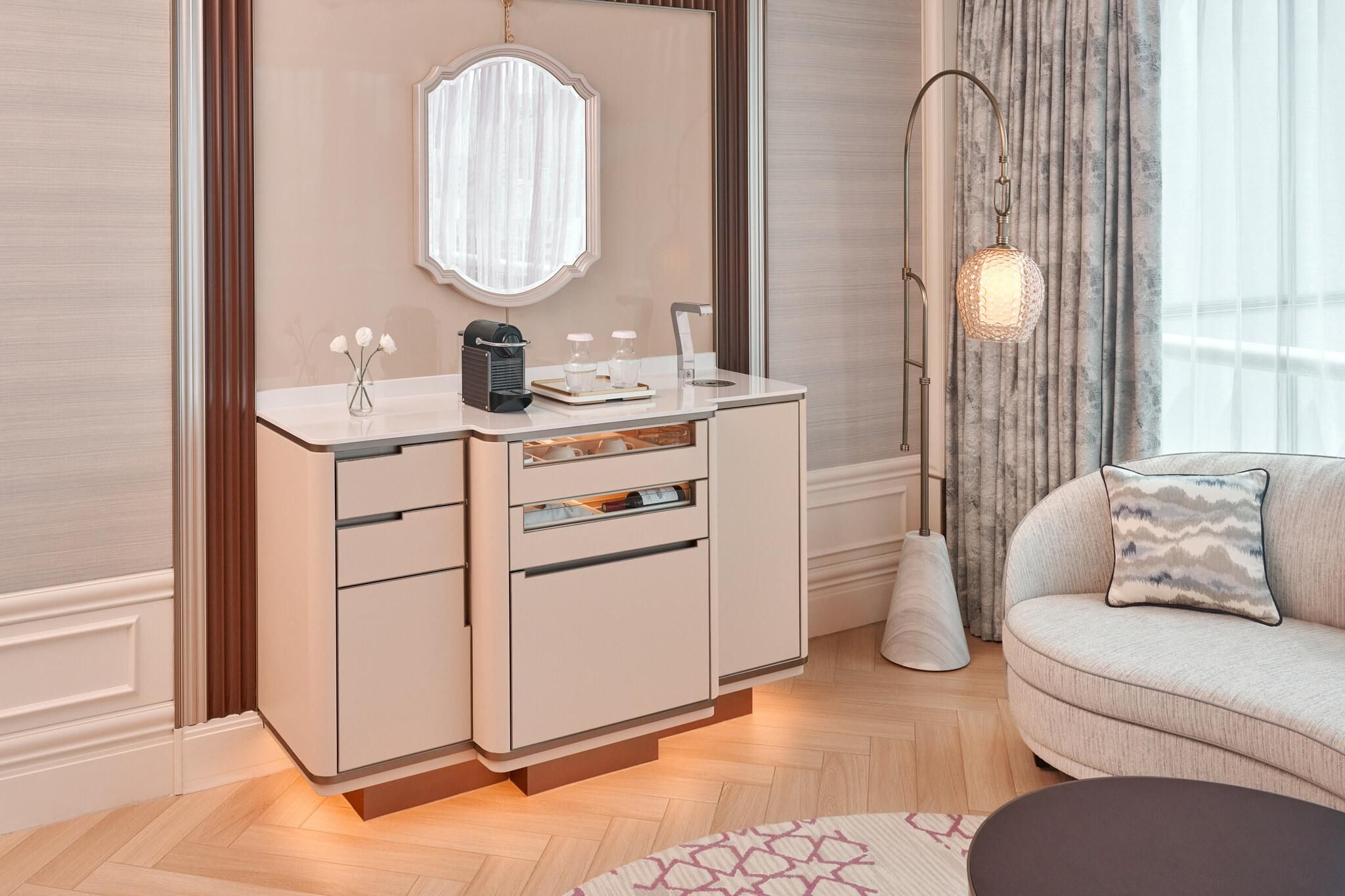 Lady Astor, Larger Guest room, 2 Double