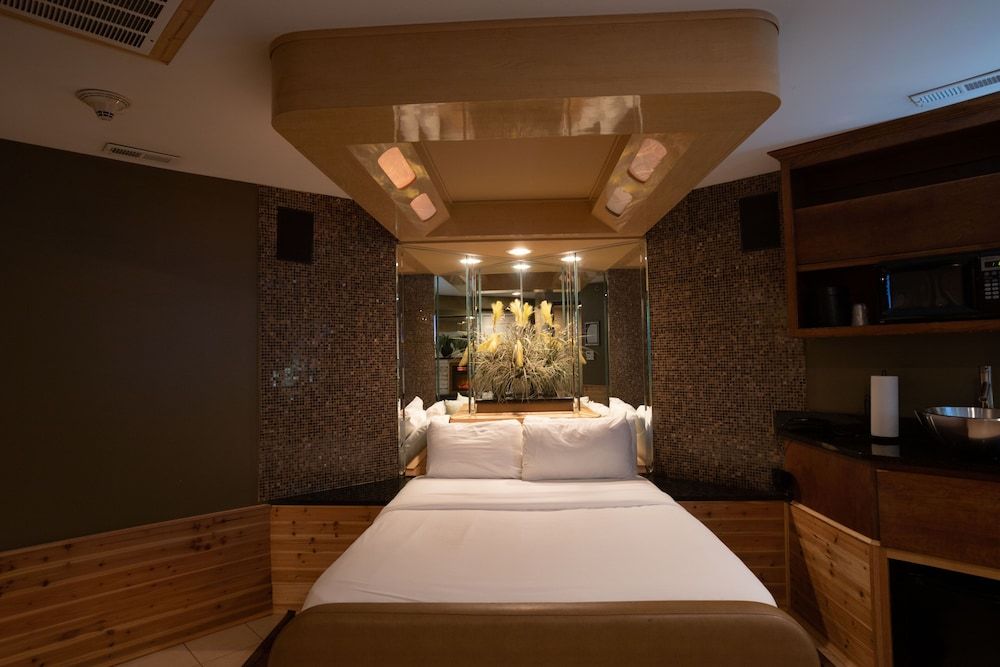 The Champagne Lodge & Luxury Suites Standard Suite, 1 Queen Bed, Non Smoking (Adults Only) 4