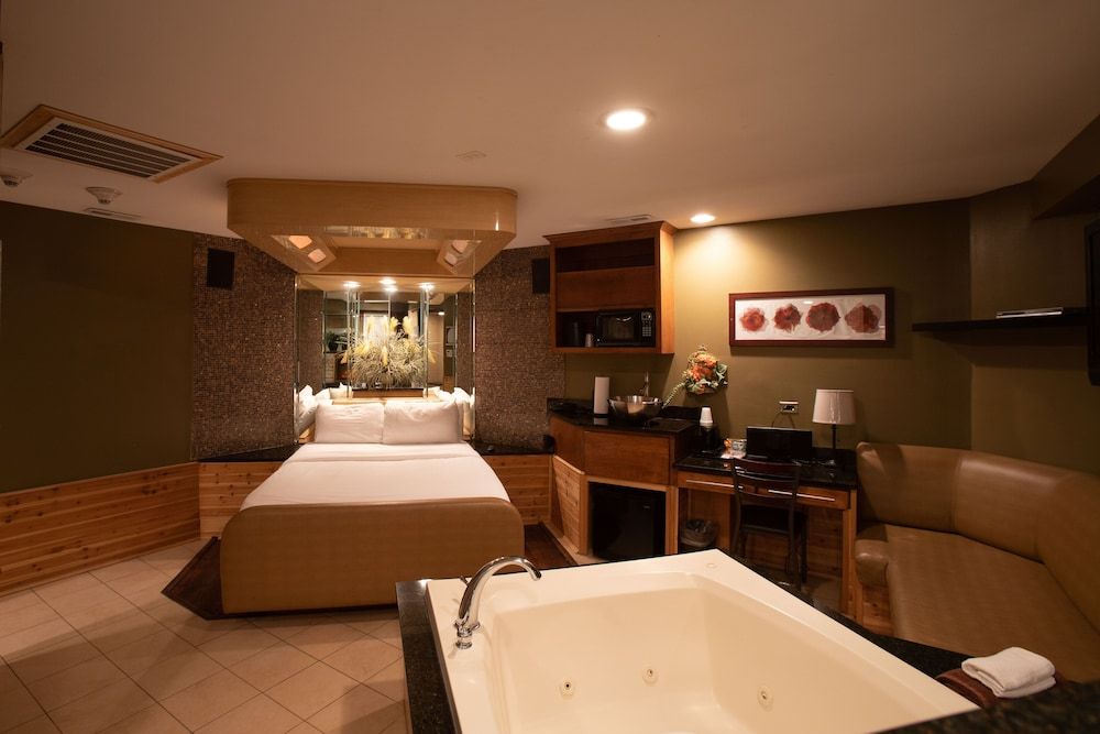 The Champagne Lodge & Luxury Suites Standard Suite, 1 Queen Bed, Non Smoking (Adults Only) 3