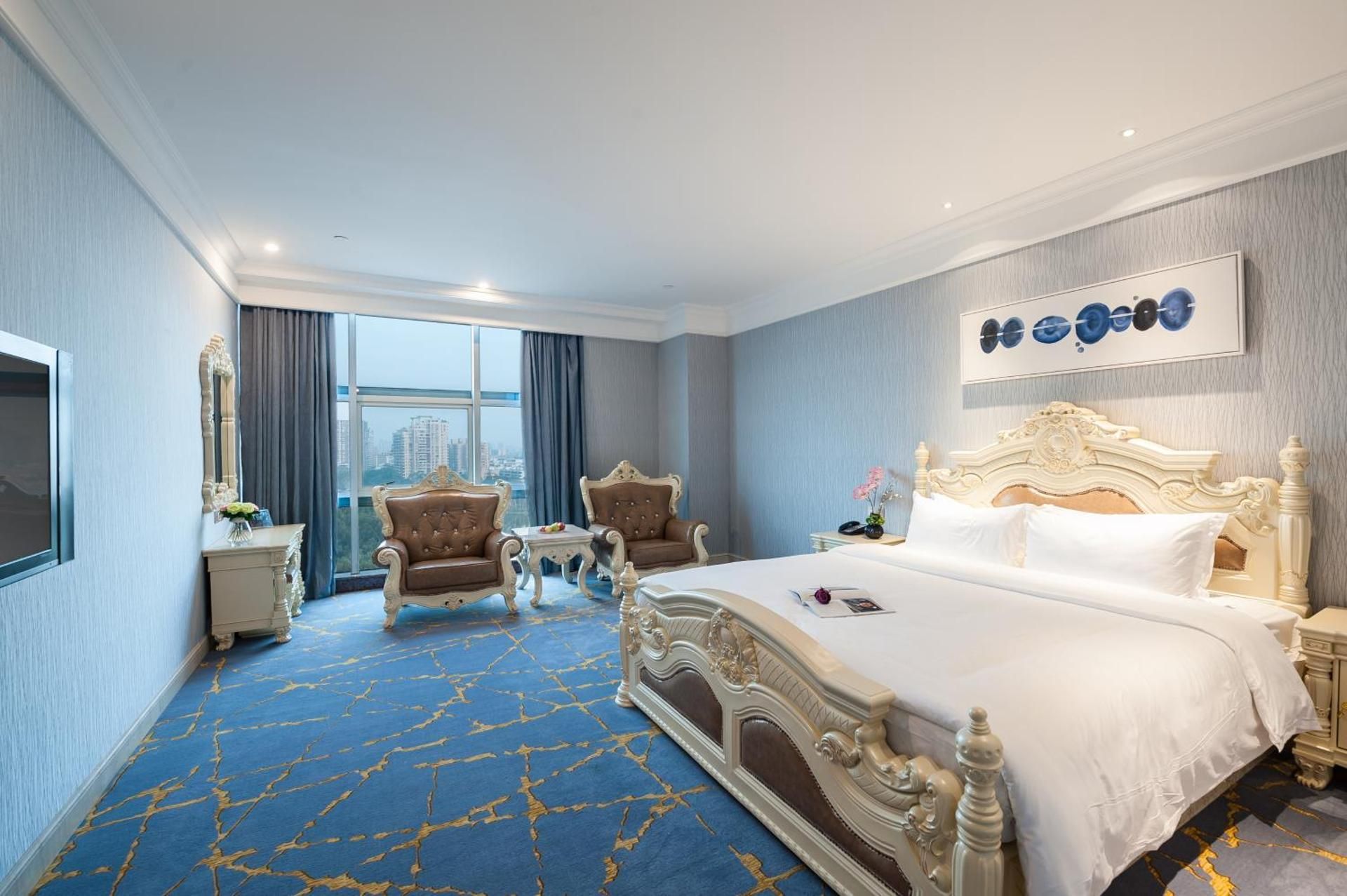 Deluxe Queen Room with Garden View